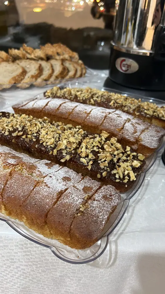 אורחים נהנים מארוחה באירוע קולינרי
