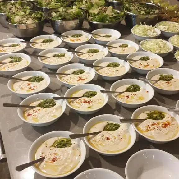 שף מכין מנה חמה מול האורחים